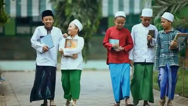Liburan Usai, Suasana Berbeda: Dua Golongan Santri Saat Kembali ke Pesantren